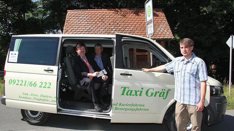 Auf den ersten Blick ist es ein Taxi, aber Fahrer Maximilian Vetter hält das Variobus-Schild hoch. Mit Unterstützung der Regierung von Oberfranken sollen auch etwas abgelegenere Orte mit öffentlichen Nahverkehrsmitteln erreichbar sein. Foto: Sonja Adam