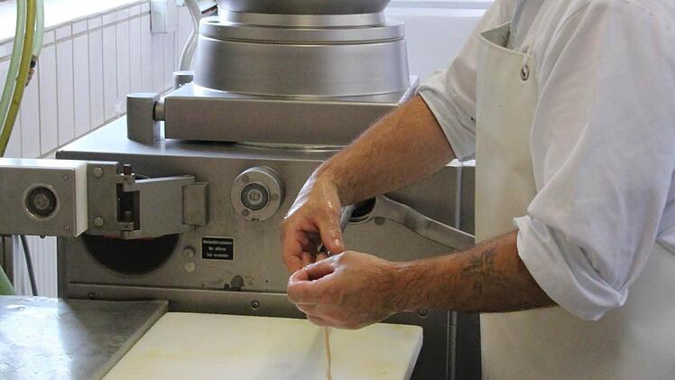 Rainer Pöffel schiebt den Schleiß auf die Tülle.