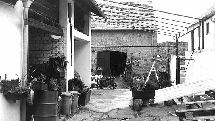 So sah der Innenhof des alten Kuhn-Hauses aus. Die Scheune hinten ist bis heute erhalten und soll auch künftig als Lagerraum dienen.