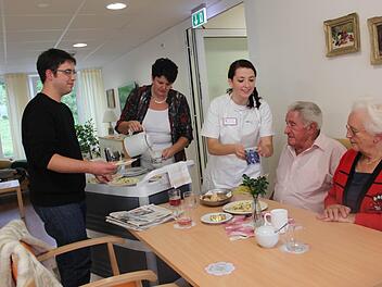 Sie sind drei von acht, die am Montag ihre Ausbildung zu Altenpflegern begannen: Im Bild von links: Michael Kuhnlein, Renate Bauer, Vanessa Domhardt und die Heimbewohner Ludwig Ehrhardt und Elisabeth Karl Foto: Veronika Schadeck