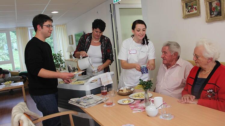 Sie sind drei von acht, die am Montag ihre Ausbildung zu Altenpflegern begannen: Im Bild von links: Michael Kuhnlein, Renate Bauer, Vanessa Domhardt und die Heimbewohner Ludwig Ehrhardt und Elisabeth Karl Foto: Veronika Schadeck