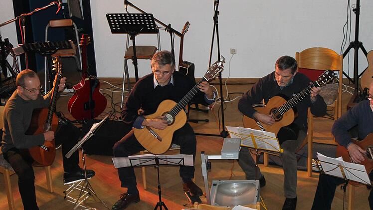 Das Gitarrenquartett bestehend aus (von links) Martin Hümmer, Dr. Peter Mußmächer, Bernd Grosser und Rolf Ospel spielten folkloristische Lieder.