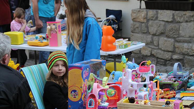 Der Kinderflohmarkt auf dem Hof der Kelterhalle. Foto: Archiv/Thomas Malz