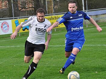 SSV Oberlangenstadt - FC Mitwitz: Ein Laufduell liefern sich Alex Weliev (links) und G&auml;stespieler Stefan B&ouml;hmer. Foto: Herbert Kalb