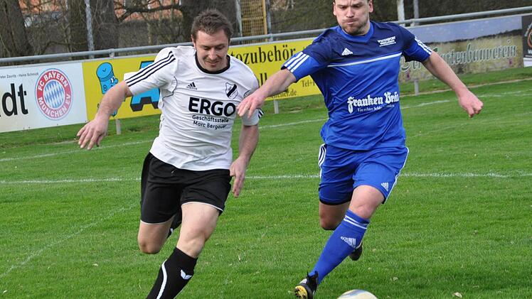 SSV Oberlangenstadt - FC Mitwitz: Ein Laufduell liefern sich Alex Weliev (links) und G&auml;stespieler Stefan B&ouml;hmer. Foto: Herbert Kalb