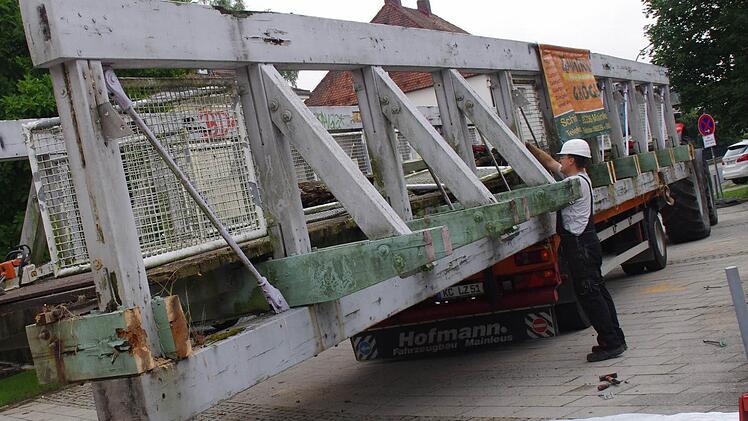 Der erste Abschnitt des maroden Schwarzen Stegs wurde am Dienstagvormittag mit einem großen Kran aus dem Fluss geholt und für den Abtransport vorbereitet. Foto: Marco Meißner
