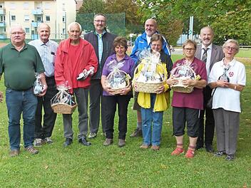Ein Geschenk aus Dörfles-Esbach nahmen die teilnehmerstärksten Wandervereine mit. Foto: Lothar Weidner