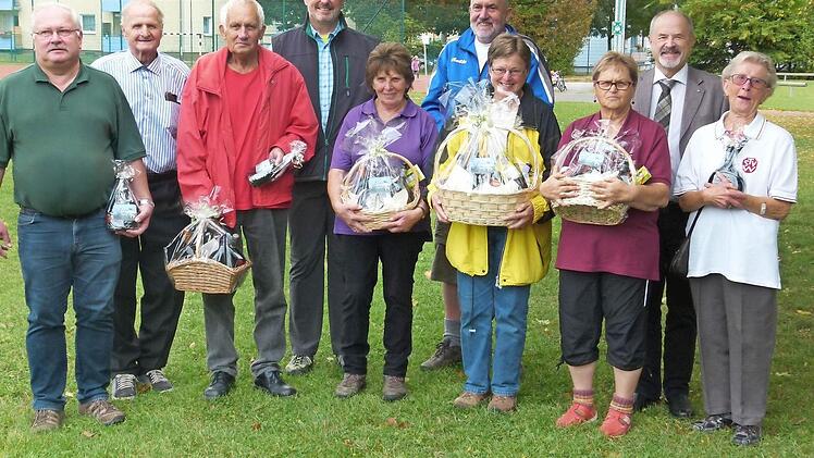 Ein Geschenk aus Dörfles-Esbach nahmen die teilnehmerstärksten Wandervereine mit. Foto: Lothar Weidner