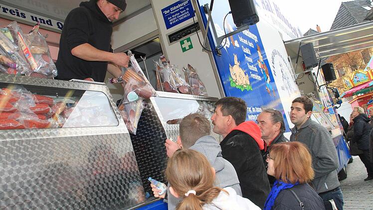 Tüten voll Ware wurde direkt ab Lkw verkauft. Foto: Gerda Völk