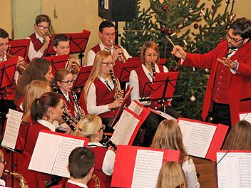 Ihr hohes Niveau stellte die Musikkapelle Rannungen unter der Leitung von Dirigent Fabian Usleber beim Weihnachtskonzert in der Mehrzweckhalle unter Beweis. Die Besucher sparten nicht mit Beifall.  Fotos: Dieter Britz