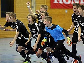 Groß war die Freude bei den Spielern des FC Coburg als der letzte Schuss passte. Foto: Timo Geldner
