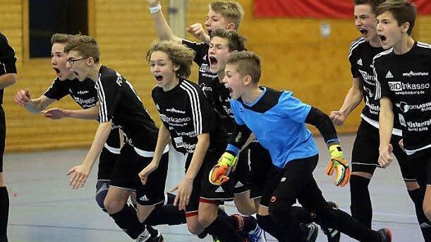 Groß war die Freude bei den Spielern des FC Coburg als der letzte Schuss passte. Foto: Timo Geldner