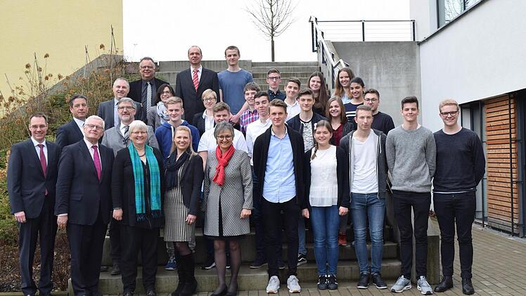 Die 19 Schüler, die am P-Seminar teilgenommen haben, zusammen mit ihrem Lehrer Heiko Klug, Jörg Rheinländer, Prof. Jutta Michel, Edmund Neubauer, Patrick Püttner, vbw Oberfranken, Schulleiterin Ursula Kick-Bernklau und Landrat Michael Busch. Foto: Daniela Pondelicek