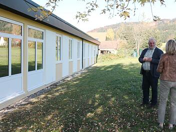 Am Haus der Jugend sind die Fenster inzwischen erneuert. Bürgermeister Ralf Holzmann, Architektin Gitta Kestel und Schreiner Franz Schnaubelt waren zufrieden. Foto: Klaus Klaschka