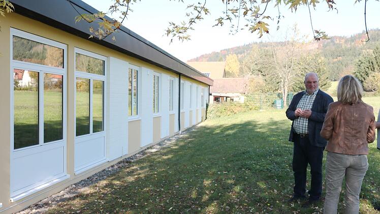 Am Haus der Jugend sind die Fenster inzwischen erneuert. Bürgermeister Ralf Holzmann, Architektin Gitta Kestel und Schreiner Franz Schnaubelt waren zufrieden. Foto: Klaus Klaschka