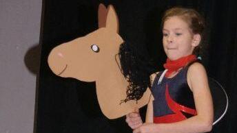 "Hopp Hopp Galopp" war dieser gelungene Auftritt der Gruppe "Leistungsturnen M&auml;dchen" &uuml;berschrieben.Mario Deller