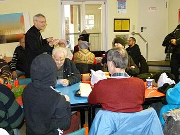 Erzbischof Ludwig Schick kam auch als "Christkind" mit einem Geschenk für jeden. Foto: Marion Krüger-Hundrup