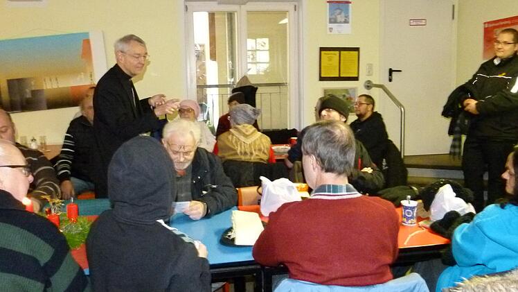 Erzbischof Ludwig Schick kam auch als "Christkind" mit einem Geschenk für jeden. Foto: Marion Krüger-Hundrup