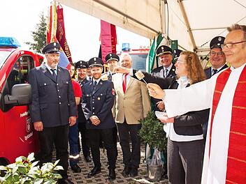 Die Weihe der beiden Fahrzeuge übernahmen Angelika Joachim und Pfarrer Manfred Greinke in einem ökumenischen Gottesdienst im Festzelt neben dem Feuerwehrhaus. Foto: Katharina Becht
