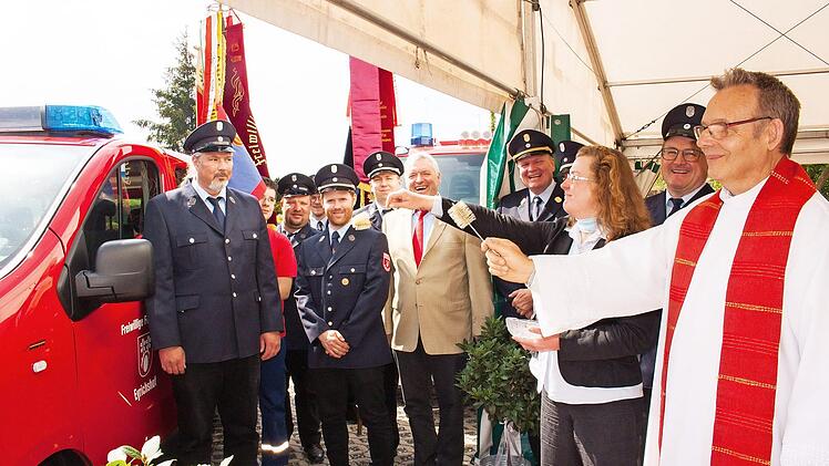 Die Weihe der beiden Fahrzeuge übernahmen Angelika Joachim und Pfarrer Manfred Greinke in einem ökumenischen Gottesdienst im Festzelt neben dem Feuerwehrhaus. Foto: Katharina Becht