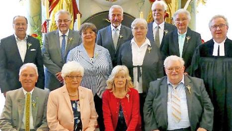 Die diamantenen Konfirmanden (60 Jahre): (vorne, von links) Günther Hoffmann, Anni Meisel, Gisela Hofmann, Bernd Geigner; (hinten, von links) Dieter Hübner, Karl-Heinz Horter, Marlies Schirmer, Hans Koch, Gisela Albrecht, Roland Lutz, Inge Bär, Pfarrer Ahrens. Foto: Ursula Hübner