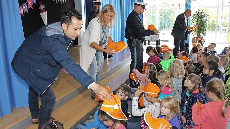 Michael Götz (VR-Bank), Klasslehrerin Antje Ullmann, Verkehrserzieher Bernd Bayer und Verkehrswacht-Vorsitzender Siegfried Nürnberger (von links) verteilten die orangen Caps.  Foto: Evi Seeger