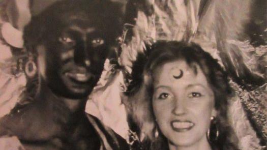 Ein hübsches Paar an der "Haifischbar" beim Fasching der Glockenberger Vereinigung.