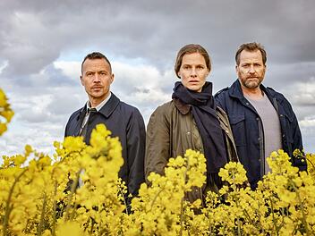 "Ostfriesenfluch" ist der letzte Film der Reihe, in dem Christian Erdmann (rechts) als Frank Weller an der Seite von Barnaby Metschurat als Rupert und Picco von Groote als Ann Kathrin Klaasen ermittelt. Ab dem nächsten Film übernimmt Tom Radisch seine Figur.