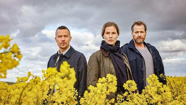 "Ostfriesenfluch" ist der letzte Film der Reihe, in dem Christian Erdmann (rechts) als Frank Weller an der Seite von Barnaby Metschurat als Rupert und Picco von Groote als Ann Kathrin Klaasen ermittelt. Ab dem nächsten Film übernimmt Tom Radisch seine Figur.