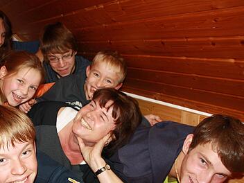 Alle auf die Ursel: Kristina, Janina, Steven, Christian, Julian und Jörg machen Quatsch mit ihrer Pflegemama. Fotos: Fuchs