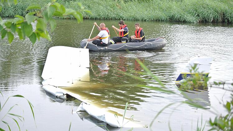 Bis zu den Tragflächen steckte der Ultraleichtflieger im Augsfelder Sichelsee. Das Fluggerät dürfte Totalschaden sein. Foto: Brigitte Krause