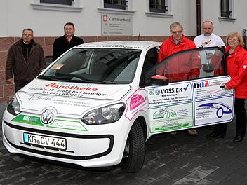 Sie freuen sich über ein neues, Fahrzeug für den Kreiscaritasverband (von links): Kreisvorsitzender Emil Müller, Caritas-Kreisgeschäftsführer Ludwig Sauer, stellvertretender Pflegedienstleiter Bruno Straub-Meißner, Diakon Klaus Eckert und Pflegedienstleiterin Christine Unsleber (Caritas Sozialstation St. Marien).  Foto: Peter Rauch