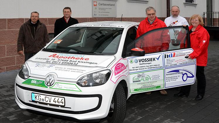 Sie freuen sich über ein neues, Fahrzeug für den Kreiscaritasverband (von links): Kreisvorsitzender Emil Müller, Caritas-Kreisgeschäftsführer Ludwig Sauer, stellvertretender Pflegedienstleiter Bruno Straub-Meißner, Diakon Klaus Eckert und Pflegedienstleiterin Christine Unsleber (Caritas Sozialstation St. Marien).  Foto: Peter Rauch