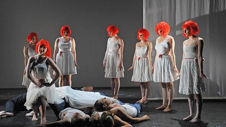 Szene aus "Tristan und Isolde" mit dem Jugendclub des Landestheaters in der Reithalle.Foto: Andrea Kremper