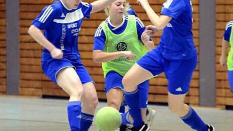 Die Schwabthalerinnen (gr&uuml;n) hatten in der Vorrunde gegen den SV Rosenberg keine Probleme und siegten mit 3:0. Hier wird die SSV-Spielerin allerdings von zwei Rosenbergerinnen gestoppt.  Foto: herzopress