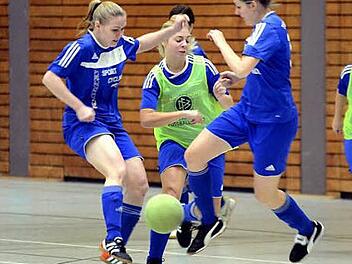 Die Schwabthalerinnen (grün) hatten in der Vorrunde gegen den SV Rosenberg keine Probleme und siegten mit 3:0. Hier wird die SSV-Spielerin allerdings von zwei Rosenbergerinnen gestoppt.  Foto: herzopress