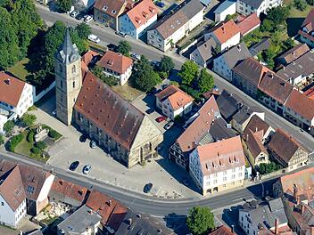 Die Weiterentwicklung der Innenstadt rund um Rathaus, Lichtenfelser Straße und Marktplatz bildet einen Schwerpunkt. Luftbild: Ronald Rinklef