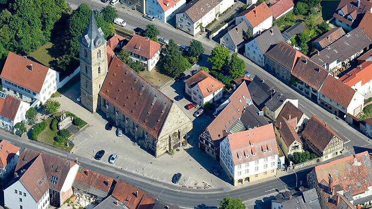 Die Weiterentwicklung der Innenstadt rund um Rathaus, Lichtenfelser Straße und Marktplatz bildet einen Schwerpunkt. Luftbild: Ronald Rinklef