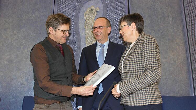 Regierungspräsidentin Heidrun Piwernetz (rechts) überreichte den 400 Seiten starken Planfeststellungsbeschluss zum Neubau der B 173 zwischen Michelau und Zettlitz gestern im Beisein von Landrat Christian Meißner (Mitte) an den Leiter des Staatlichen Bauamtes Bamberg, Jürgen König. Foto: Popp