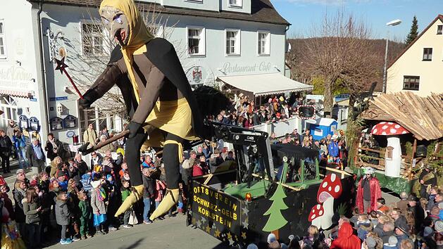 Die bewegliche haushohe Hexe der Kohlsteiner zieht ihr Hexenhaus, welches das neue G&ouml;&szlig;weinsteiner Rathaus symbolisiert. Foto: Thomas Weichert