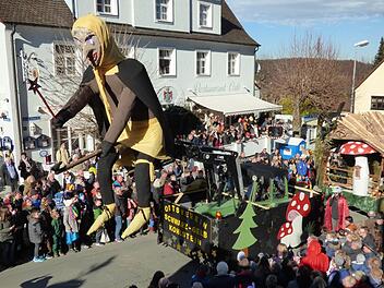 Die bewegliche haushohe Hexe der Kohlsteiner zieht ihr Hexenhaus, welches das neue Gößweinsteiner Rathaus symbolisiert. Foto: Thomas Weichert