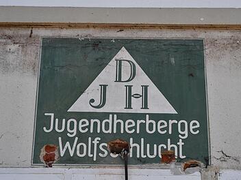 Zumindest vorübergehend ist das alte Jugendherbergs-Logo wieder an der Fassade der Wolfsschlucht zu sehen. Foto: Ronald Rinklef