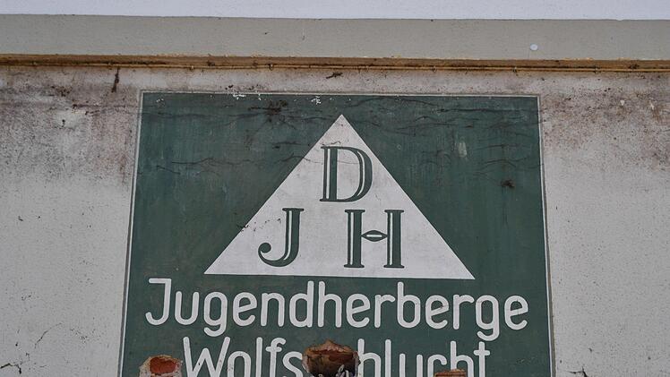 Zumindest vorübergehend ist das alte Jugendherbergs-Logo wieder an der Fassade der Wolfsschlucht zu sehen. Foto: Ronald Rinklef