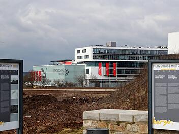 erzogenaurach: Die Firmenzentrale des Sportartikel-Herstellers Puma, im Vordergrund zwei Informationstafeln zum Gelände der ehemaligen US-Kaserne "Herzo Base".