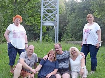 Die Theatergruppe Stockheim geht neue Wege. Erstmals bietet sie ein Open-Air-Sommertheater auf dem ehemaligen Bergwerksgelände der St.-Katharina-Zeche an. Ein Teil der Darsteller, stehend Elfriede Stey (l.), Sandra Brauer (Souffleuse), sitzend v. l. Michael Hohenadel, Claudia Rauch, Alexander Ludwig und Claudia Horn Foto: K.- H. Hofmann