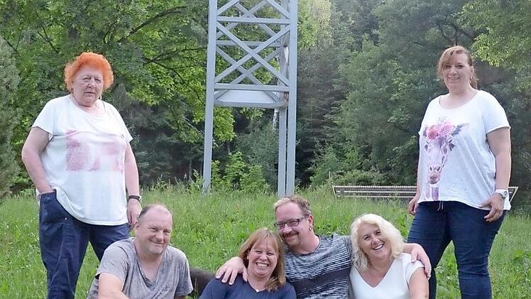 Die Theatergruppe Stockheim geht neue Wege. Erstmals bietet sie ein Open-Air-Sommertheater auf dem ehemaligen Bergwerksgelände der St.-Katharina-Zeche an. Ein Teil der Darsteller, stehend Elfriede Stey (l.), Sandra Brauer (Souffleuse), sitzend v. l. Michael Hohenadel, Claudia Rauch, Alexander Ludwig und Claudia Horn Foto: K.- H. Hofmann