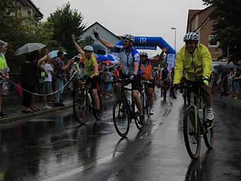 Ziel erreicht: Gegen 16.15 Uhr rollten die ersten Radfahrer ein. Start war am Aqua Riese gegen 9 Uhr gewesen. Foto: Tobias Kindermann