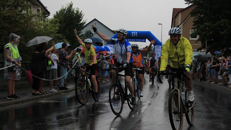 Ziel erreicht: Gegen 16.15 Uhr rollten die ersten Radfahrer ein. Start war am Aqua Riese gegen 9 Uhr gewesen. Foto: Tobias Kindermann