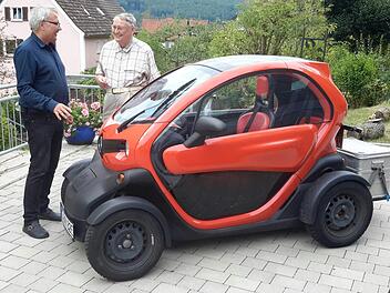 Neben der Abwicklung von Regularien sorgte beim Antrittsbesuch von Urlauberseelsorger  Jürgen Denker (rechts) natürlich der nicht alltägliche "Dienstwagen" des Bad Brückenauer Pfarrers Gerd Kirchner (links) für ausreichend Gesprächsstoff. Foto: Rolf Pralle