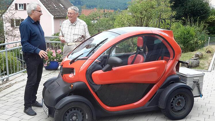 Neben der Abwicklung von Regularien sorgte beim Antrittsbesuch von Urlauberseelsorger  Jürgen Denker (rechts) natürlich der nicht alltägliche "Dienstwagen" des Bad Brückenauer Pfarrers Gerd Kirchner (links) für ausreichend Gesprächsstoff. Foto: Rolf Pralle